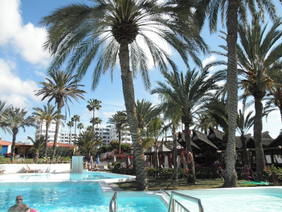 Pool-1 HL Miraflor Suites Hotel