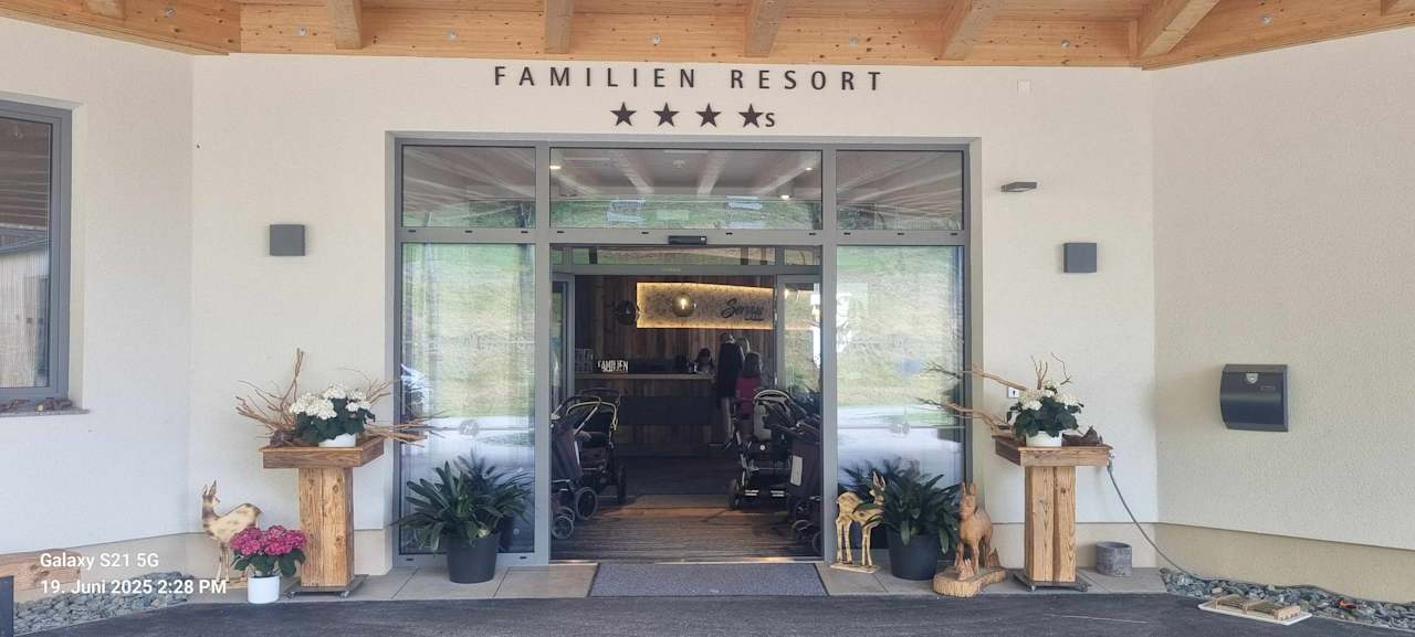 Außenansicht Familien Resort Petschnighof - Familotel Kärnten