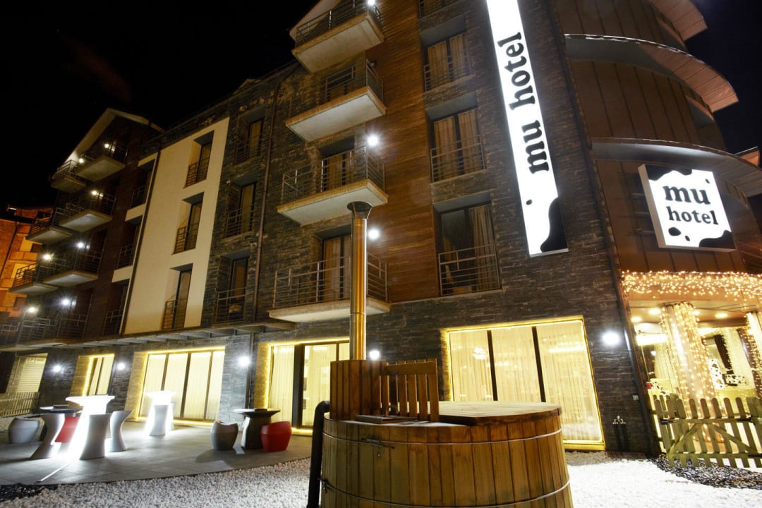 Fachada noche Hotel Mu