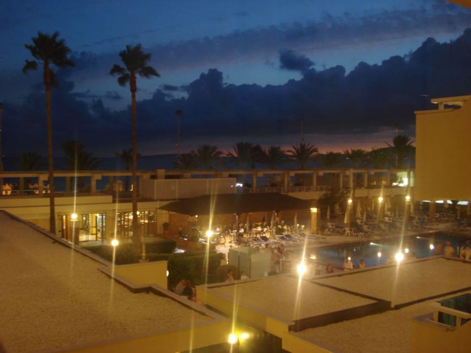 Poolanlage abends Iberostar Waves Bahia de Palma