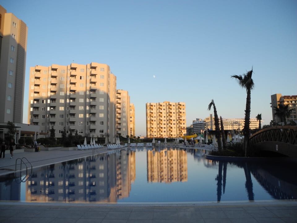Hotelgebäude und Pool Grand Park Lara Hotel