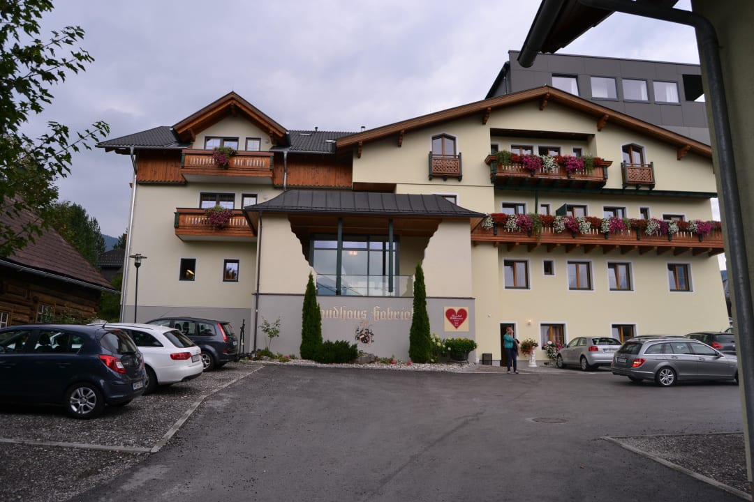 Parkplatz und Eingangsbereich Landhaus Gabriel