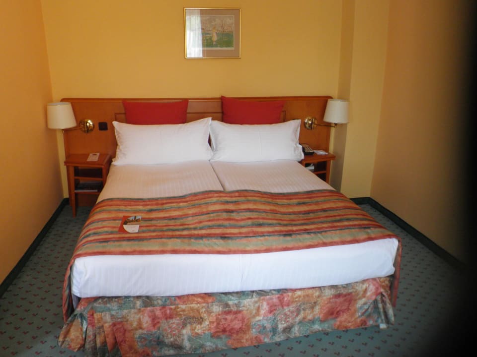 Großes bequmes Bett mit Nachttisch Hotel International Prague