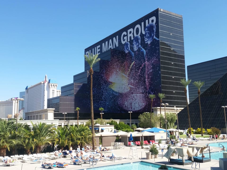 Pool und Aussenansicht Luxor Hotel & Casino