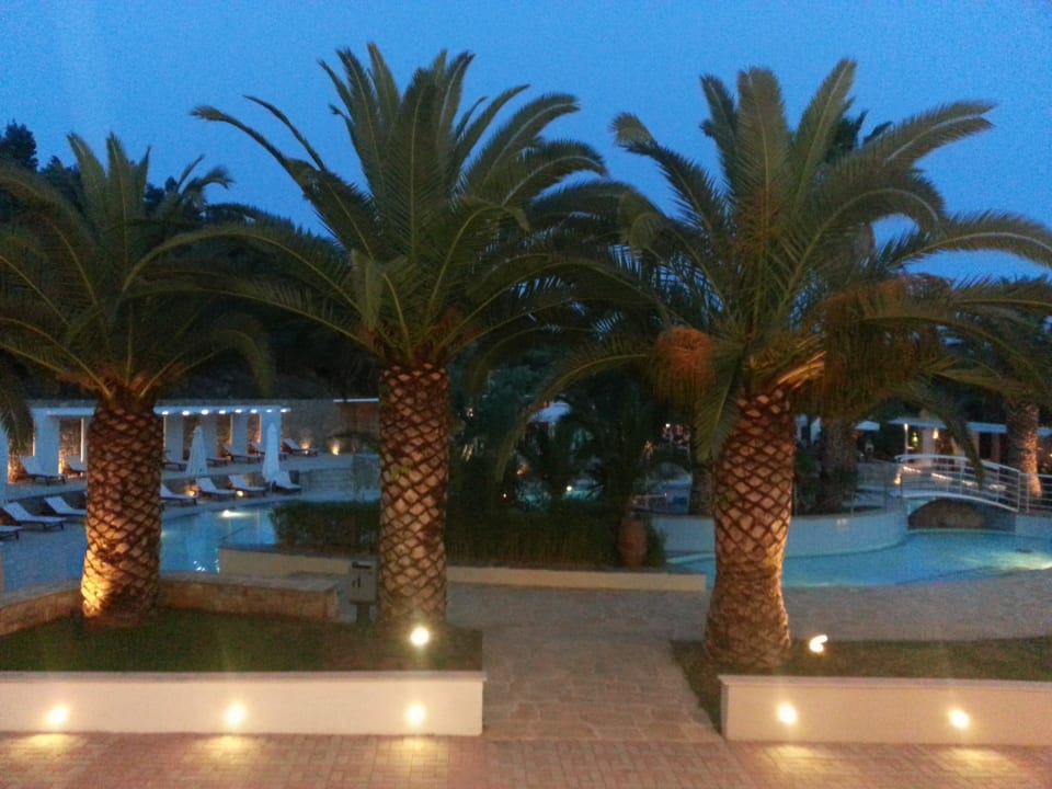 Pool am Abend Lagomandra Hotel & Spa