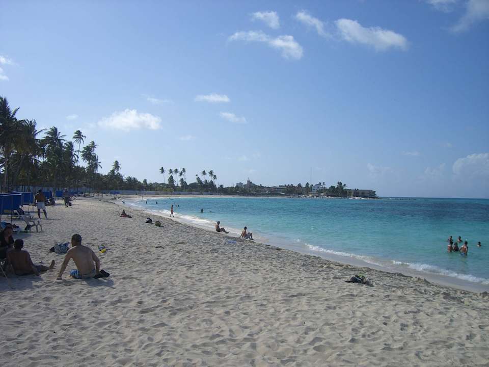 Hotelstrand nach links Hotel Portobelo Convention Center