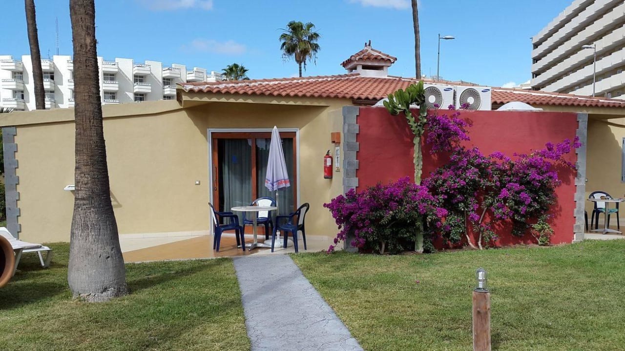 Bungalow mit unbeschnittener Bougainvillea HL Miraflor Suites Hotel