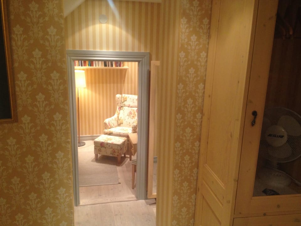 Blick runter ins gemütliche Wohnzimmer Best Western Hotel Royal