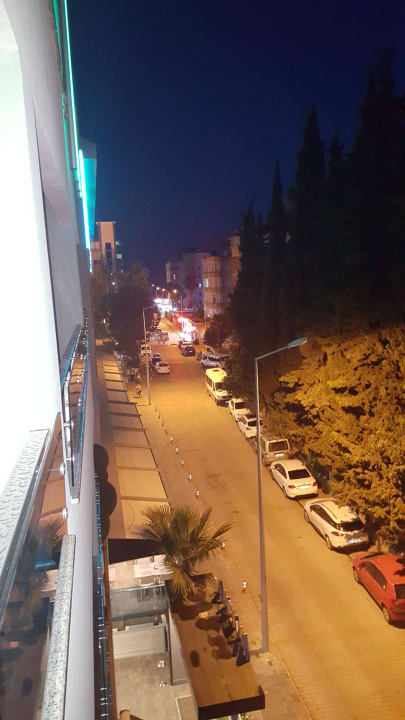 Am ende der Straße befindet sich der Strand  Avena Resort & Spa