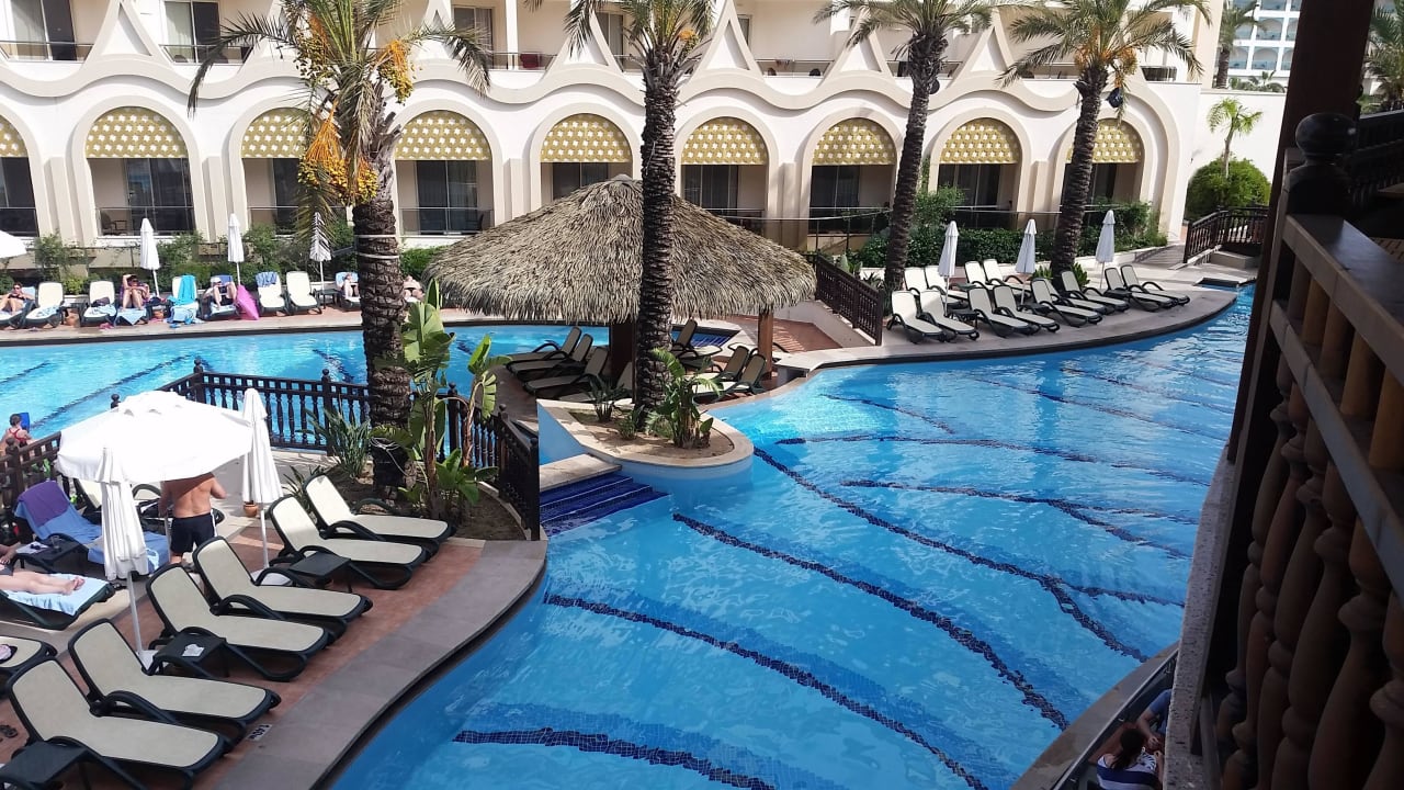 Schöner Pool Well Palace Side