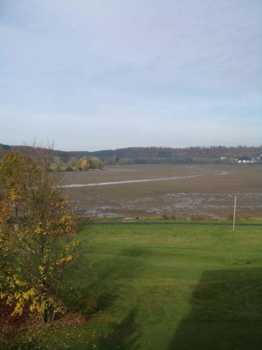 Blick auf den leeren Wiesensee Golf & Sporthotel Wiesensee