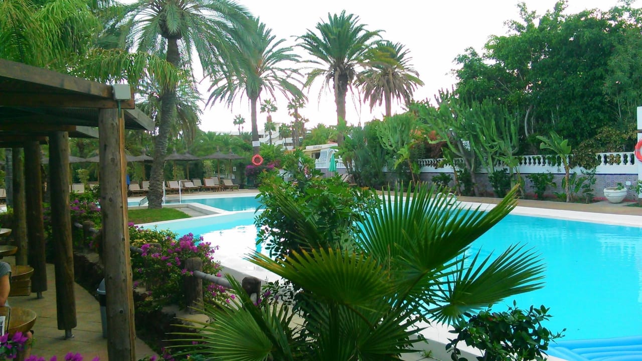 Schöne Poolanlage und Garten HL Miraflor Suites Hotel