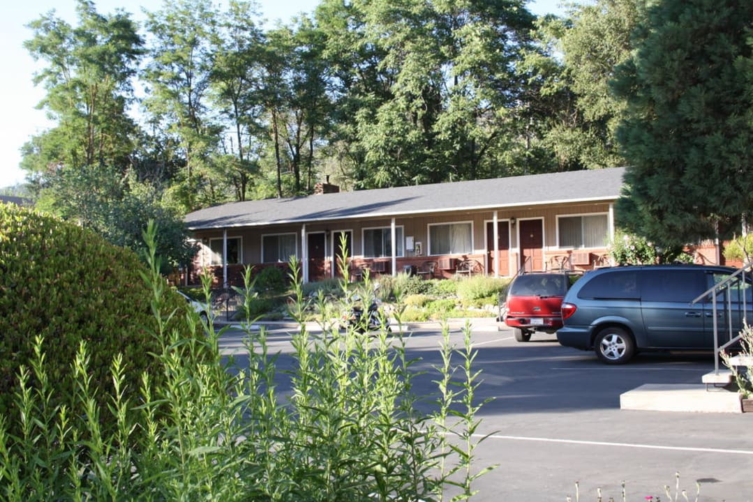 Innenhof mit schöner Bepflanzung Mariposa Lodge