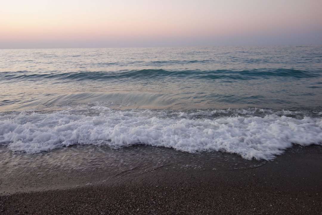 Hauptsächlich Sandtrand, vorne Steinig Hotel Kathrin Beach