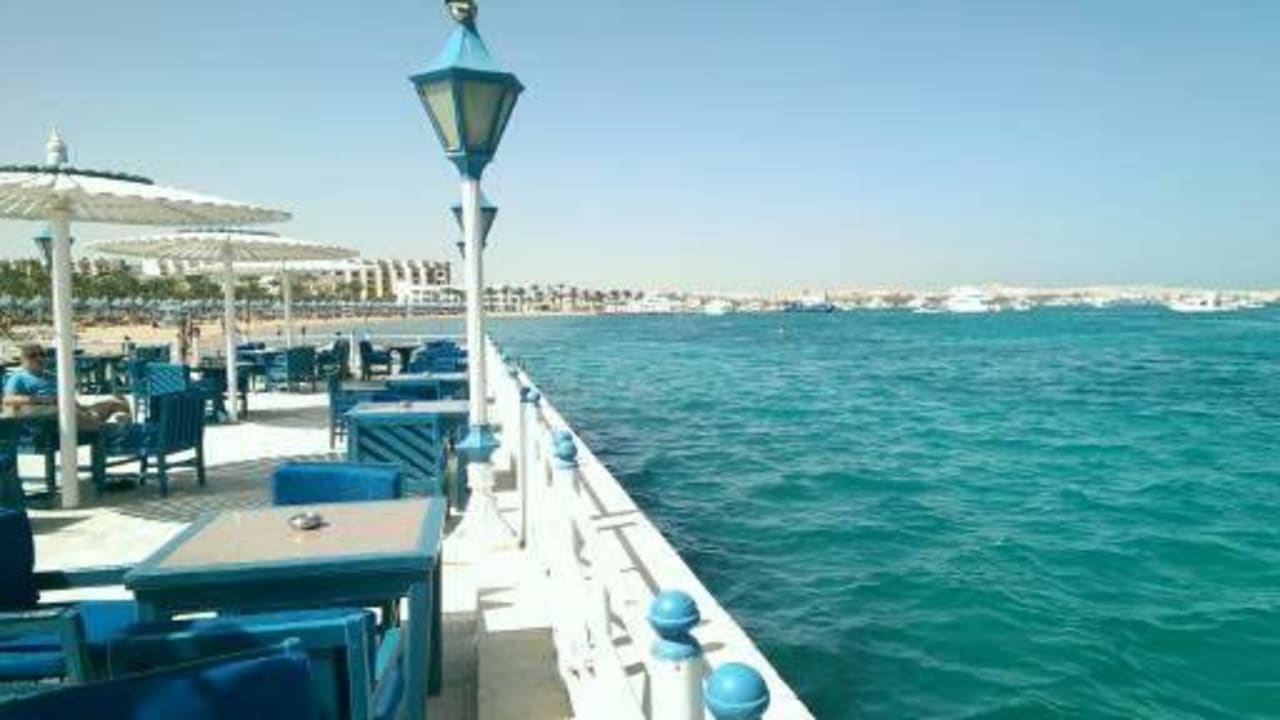 Restaurant an der Tauchbasis und Wasserrutsche The Grand Hotel Hurghada