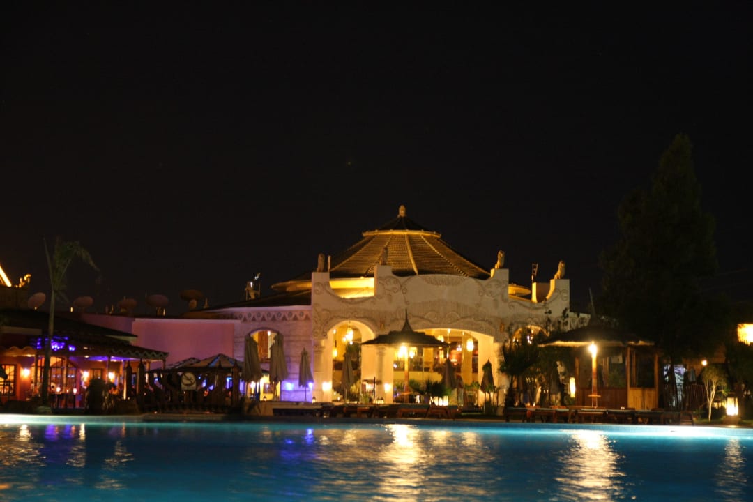 Basen przy budynku głównym i restauracjach Pickalbatros Jungle Aqua Park Resort - Neverland Hurghada