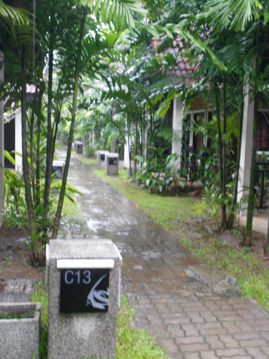 Weg zwischen den bungalows Ocean Breeze Resort
