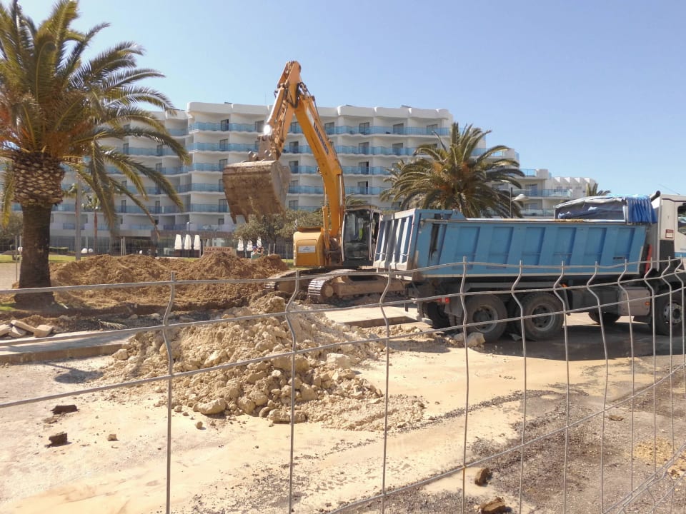 Leider Baustelle vor dem Hotel allsun Hotel Bahia del Este