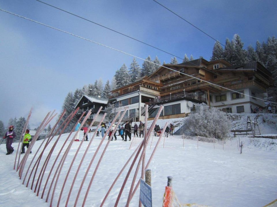 Blick von Kinderskischulgeände auf Hotel Frieden DAS Alpine Panorama  Hotel