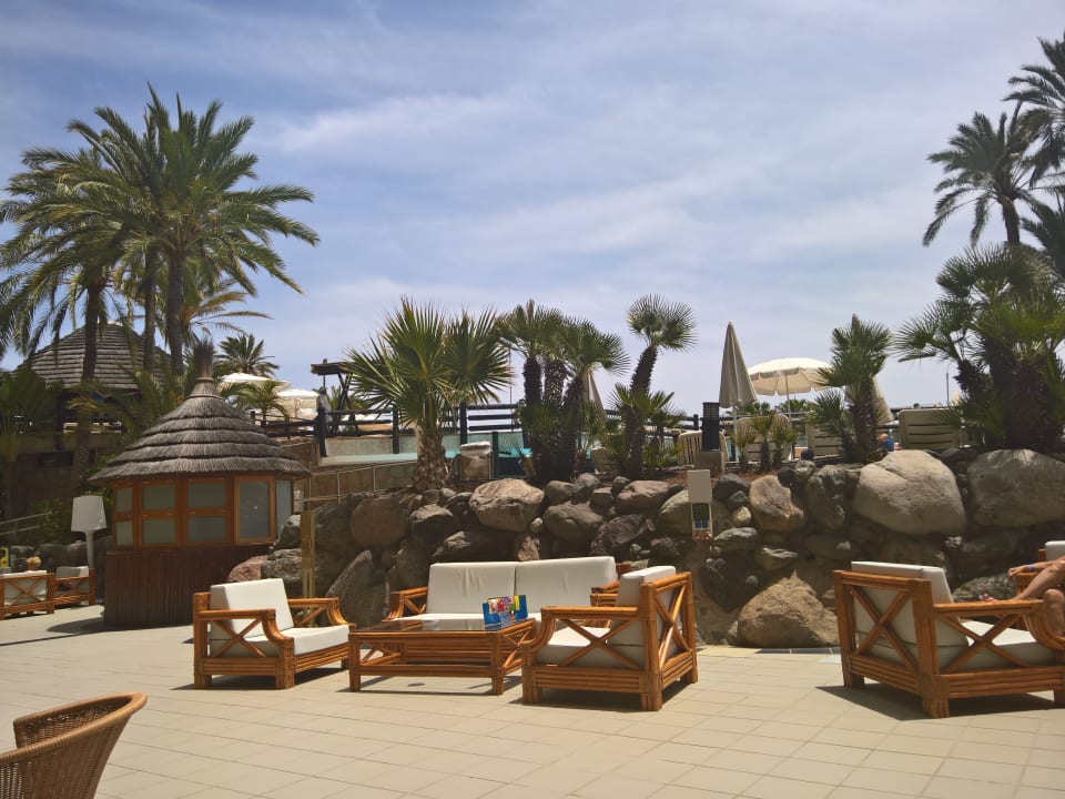 Sitzmöglichkeiten in der Nähe des Pools Gloria Palace San Agustin Thalasso & Hotel