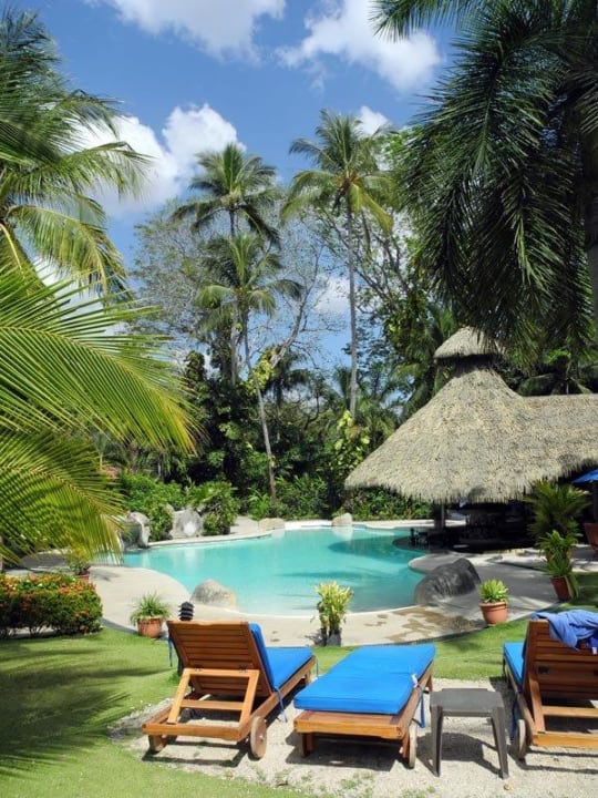 Blick vom Garten auf den Pool Hotel Bahia del Sol