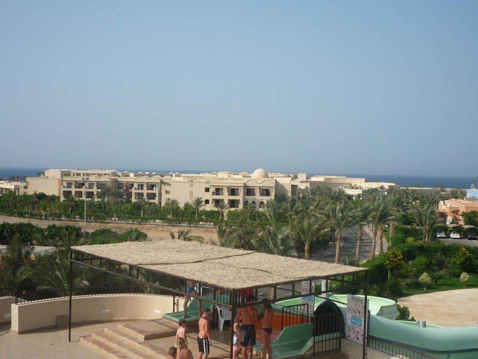 Вид на отель с самой высокой точки аквапарка Steigenberger Coraya Beach - Adults only