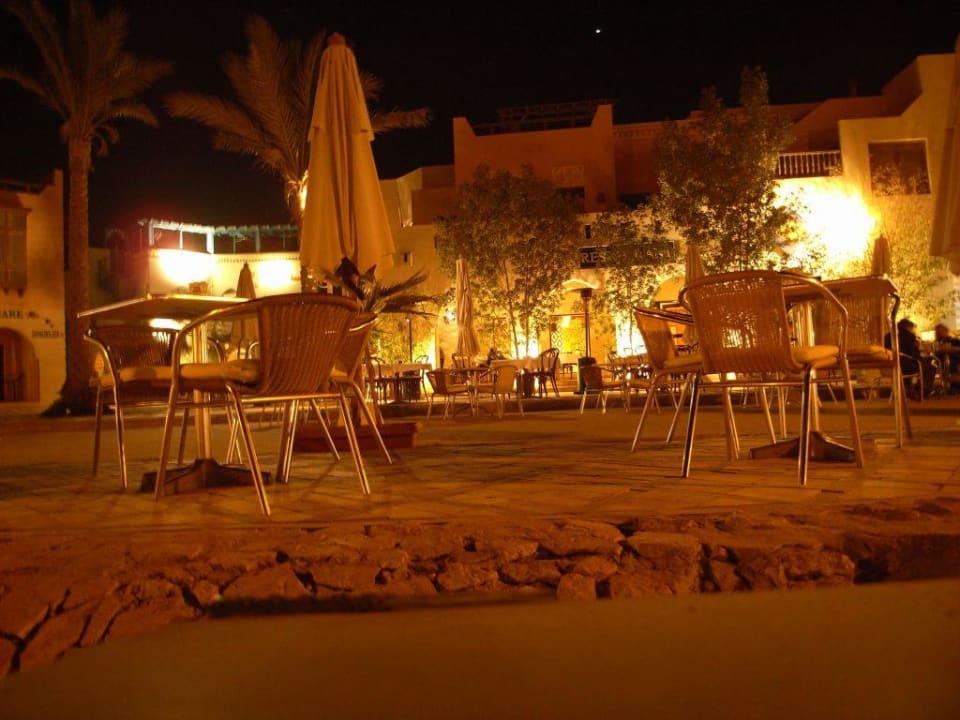 Innenhof Captain's Inn Hotel