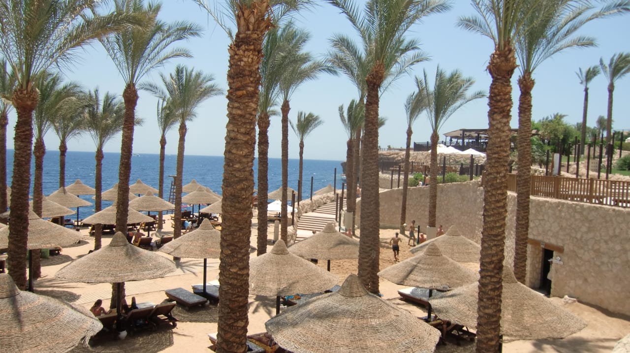 Das Steinplateau mit Sandschicht The Grand Hotel Sharm El Sheikh