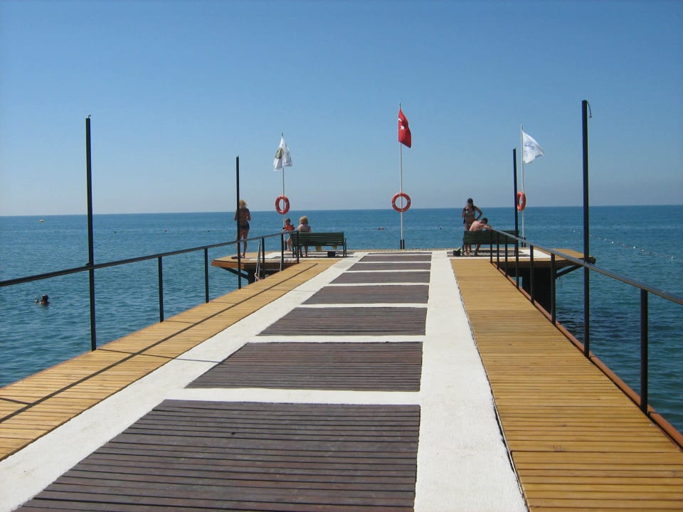 Molo u hotelové pláže Adora Hotel & Resort