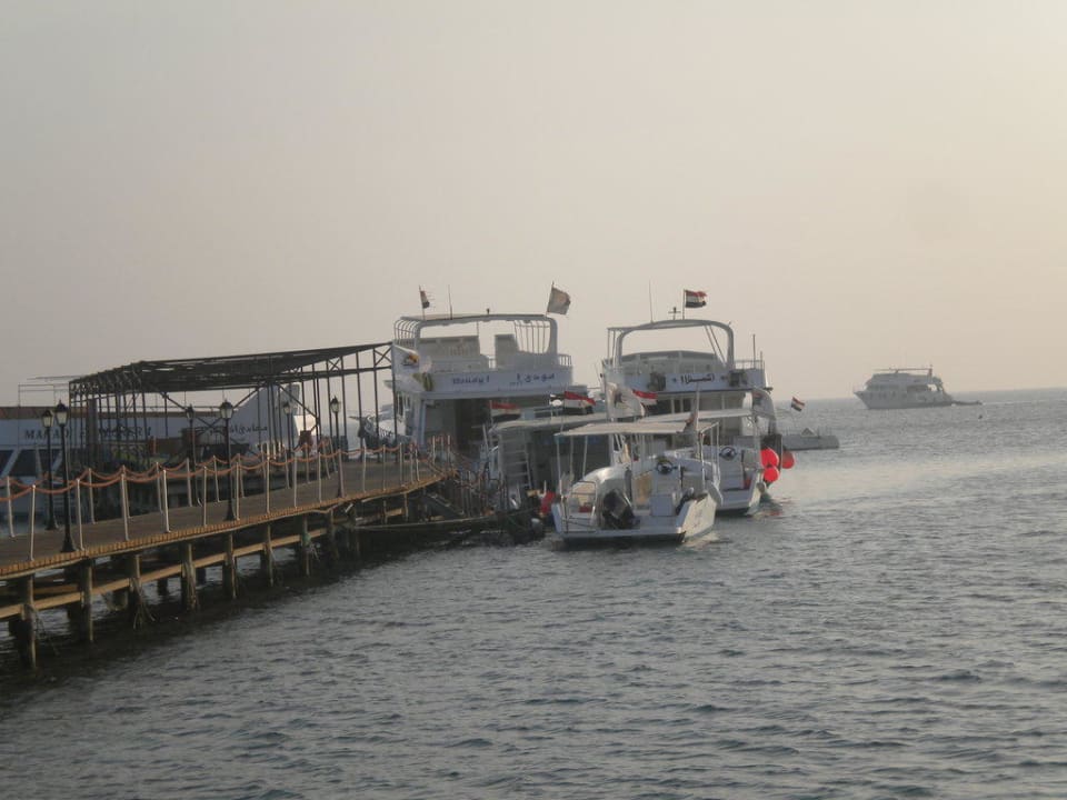 Steg am Hotelstrand Jaz Makadi Oasis Resort