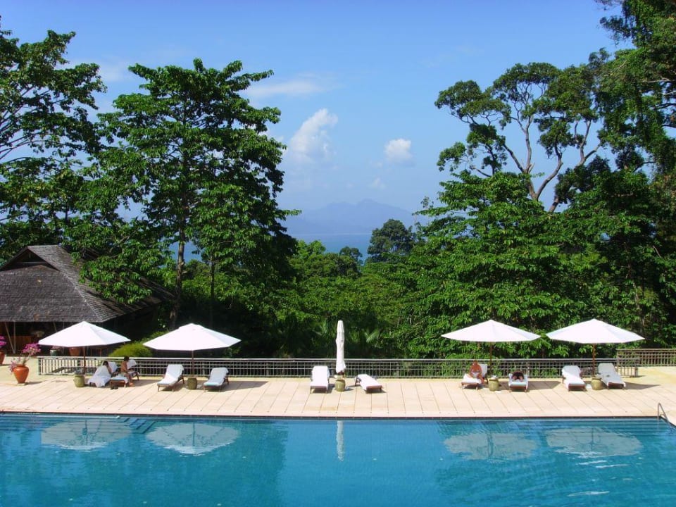 blick von der bar über pool und urwald zum meer The Datai Langkawi