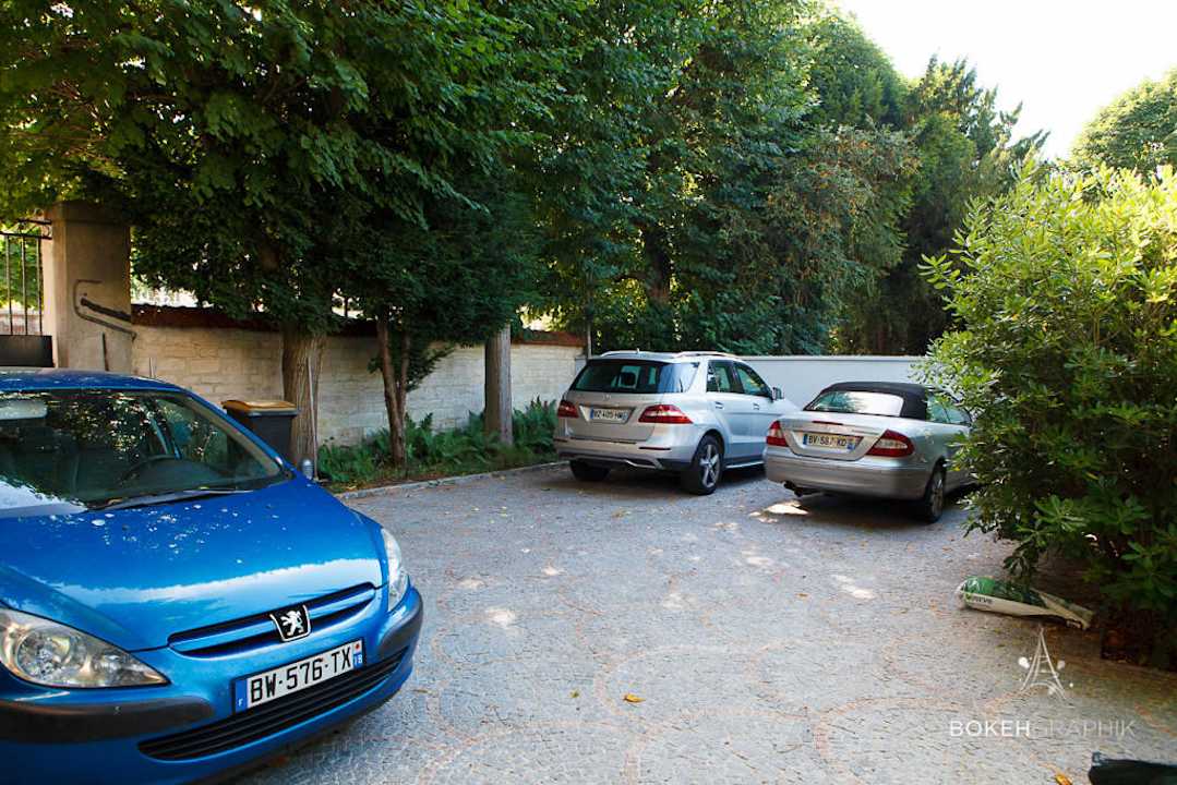 Private parking inside the property Villa Castoria