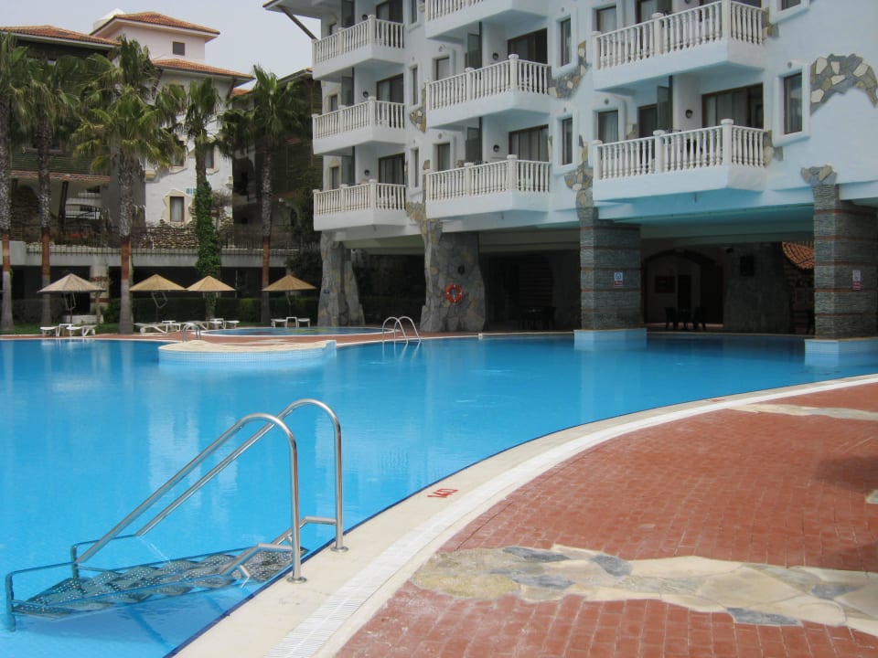 Blick vom Pool  zum Gebäude Hotel Defne Dream