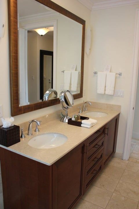 Doppelwaschbecken in Bad  Hotel Seven Stars Resort