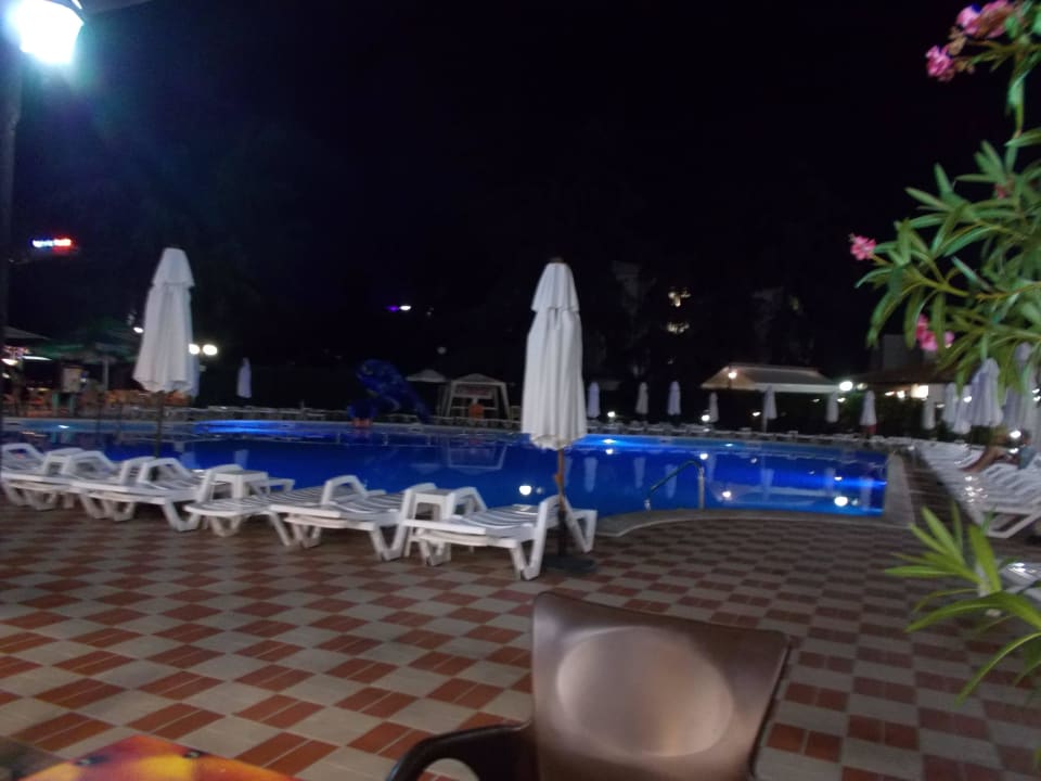 Pool Abends Hotel Baikal