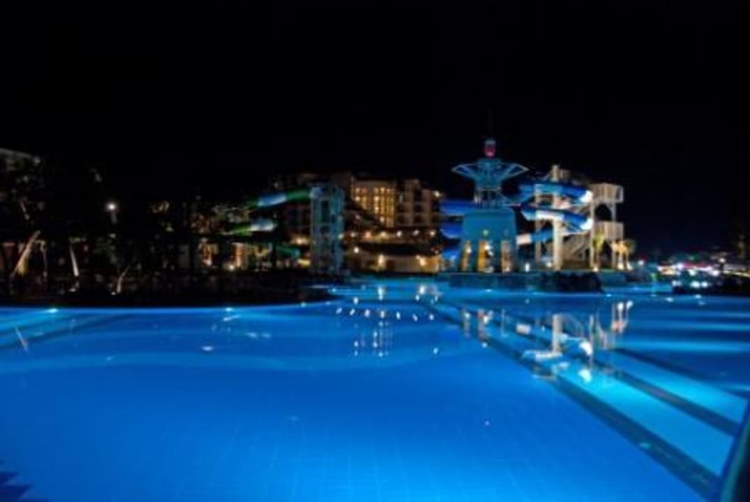 Zwembad en hotel bij nacht Limak Limra Hotel & Resort