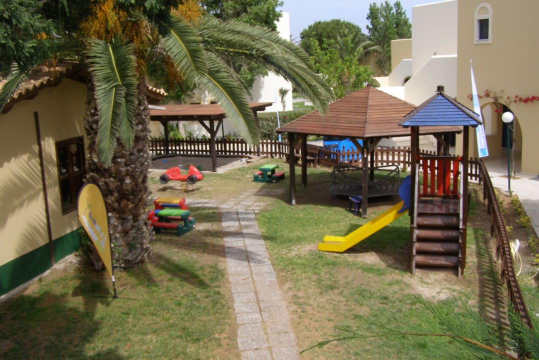 Spielplatz vor der dem Kinderclub Grecotel Casa Paradiso