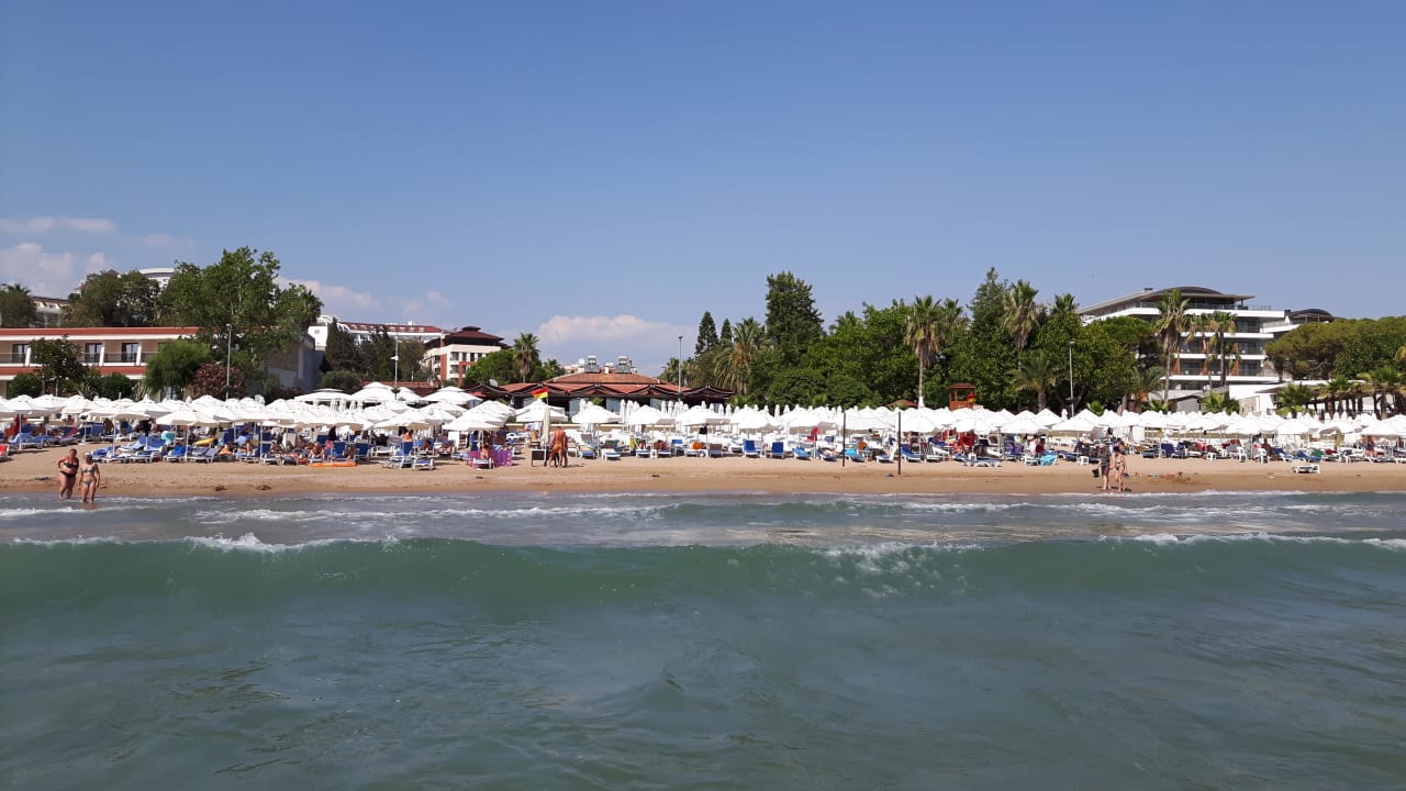 Hotelstrand, Restaurant, Garten und Hotel  Hotel Sirma