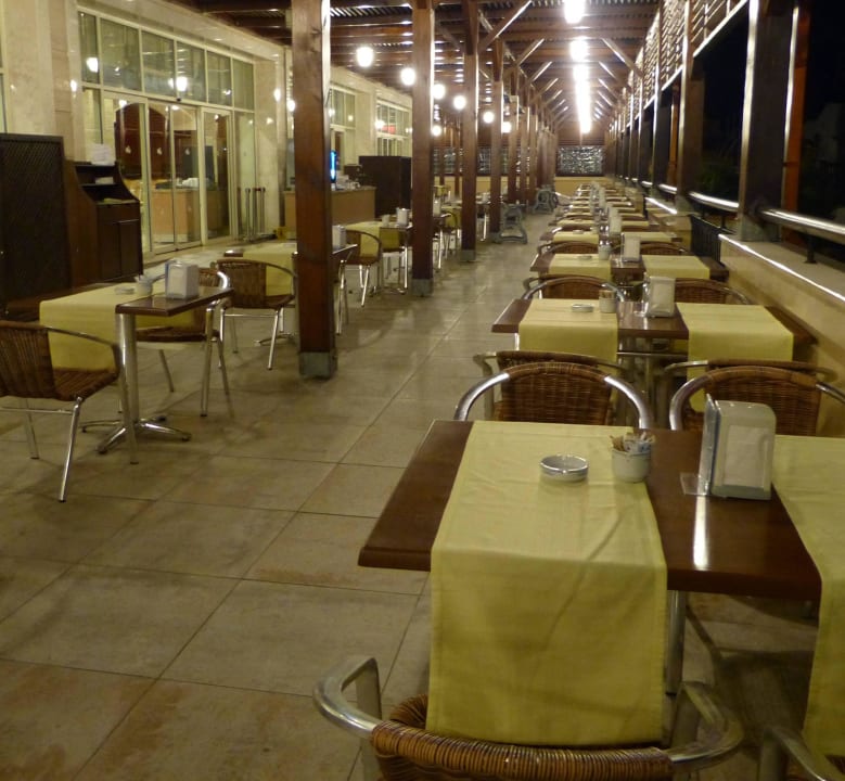 Aussenrestaurant bei Nacht Crystal De Luxe Comfort Collection