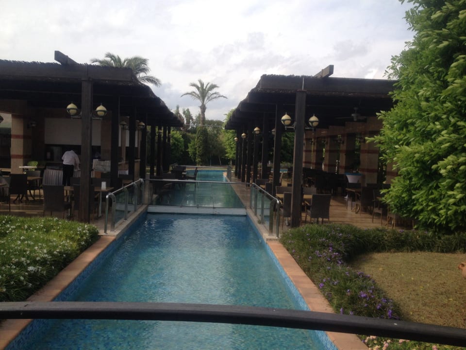 Traumhaftes Restaurant in der riesen Gartenanlage Hotel Miracle Resort