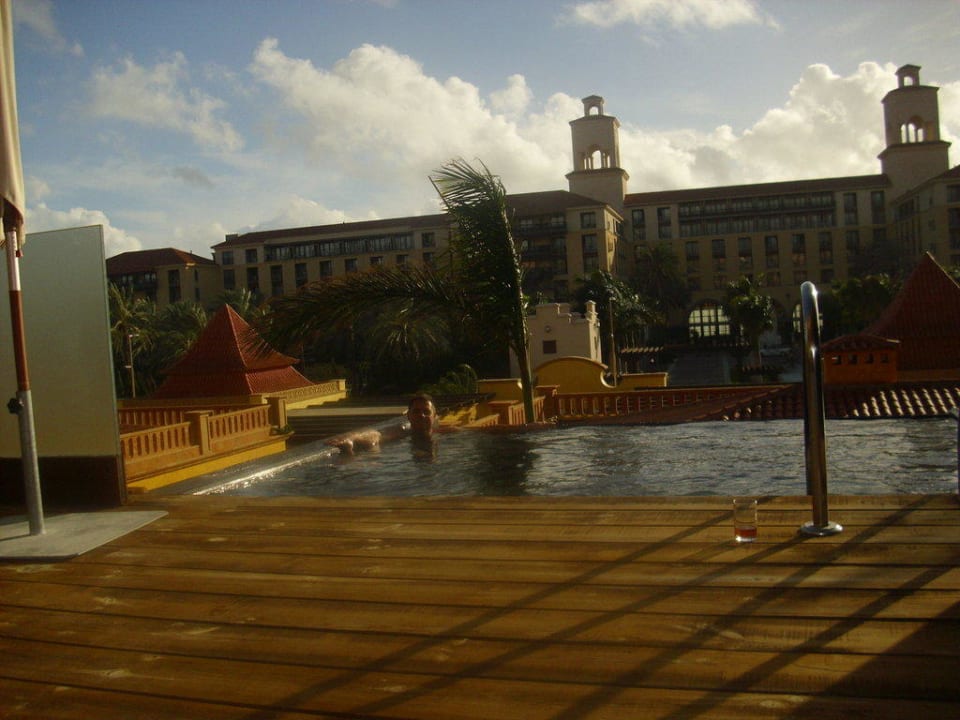 Terrasse einer Juniorsuite mit Privatpool Lopesan Baobab Resort