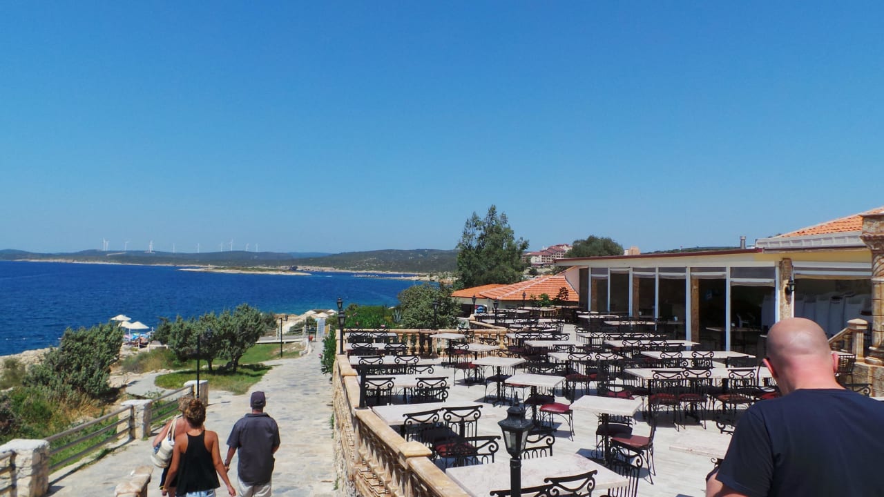 Widok na restaurację i drogę na plażę Club Resort Atlantis