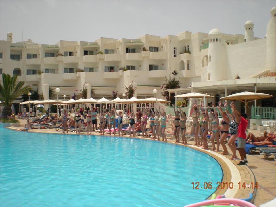 Basen przy plaży Hotel El Mouradi Skanes Beach