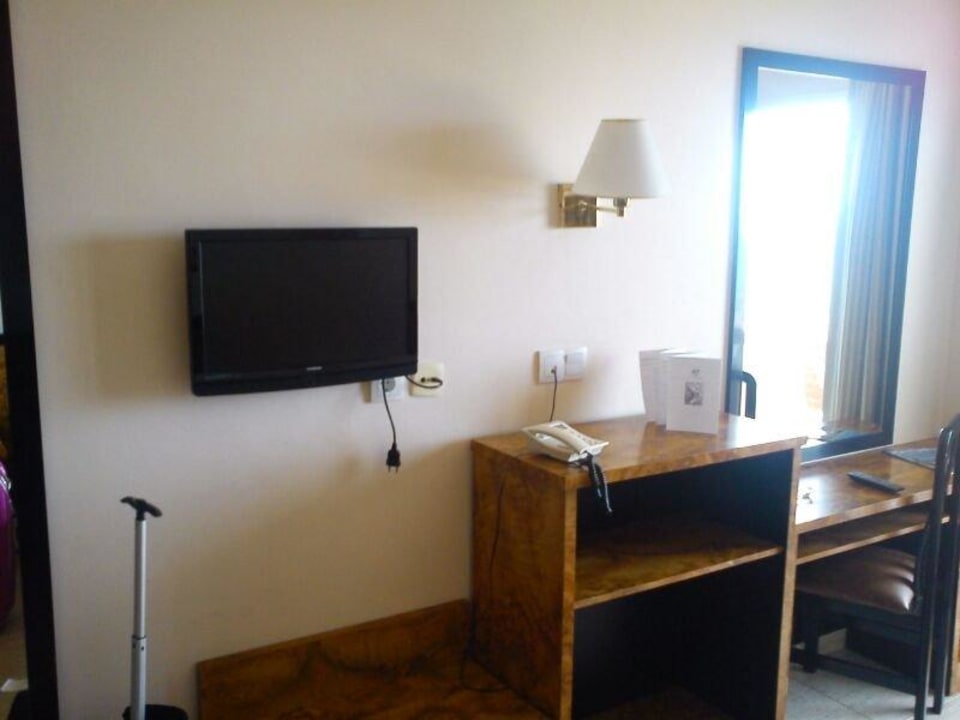 Tv und Schreibtisch Hotel Gran Garbi Mar