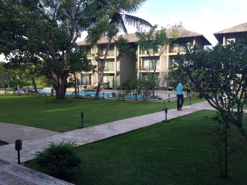 Blick vom Restaurant auf die Gartenanlage Fresco Water Villa