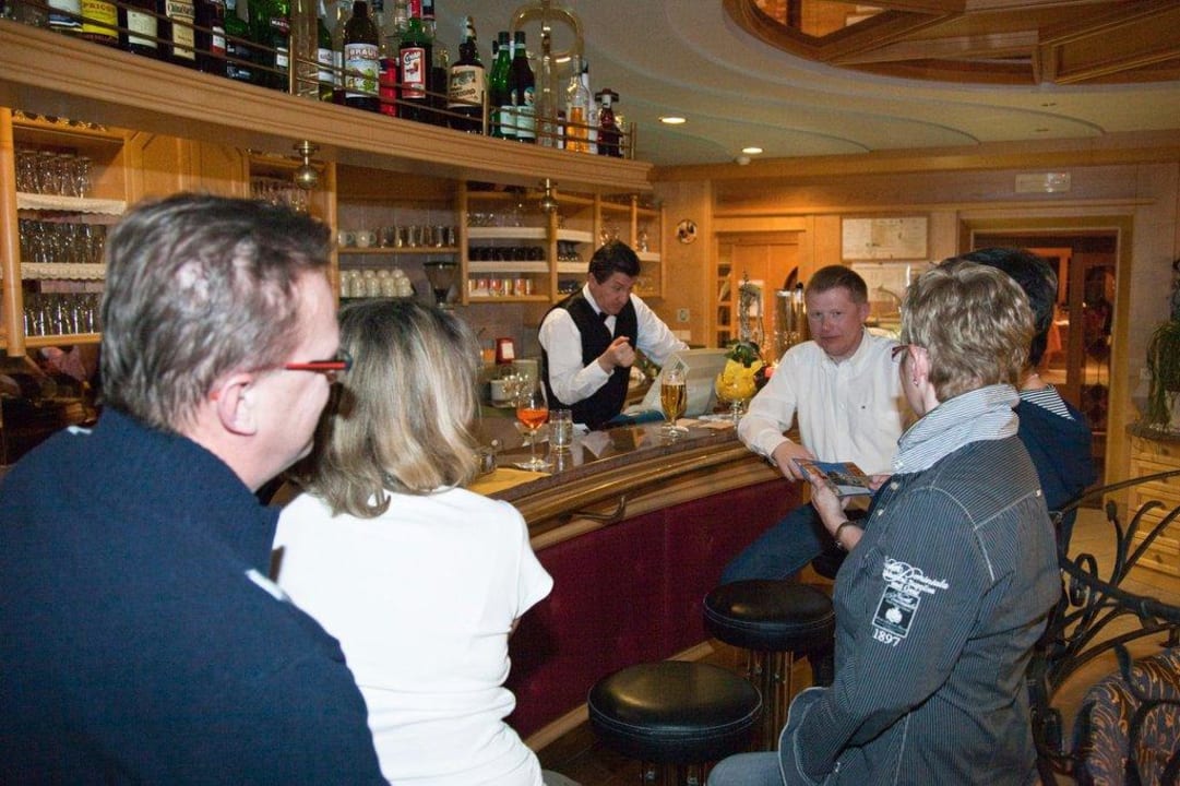 An der Bar SONNENBERG | Panorama Dolomites Wellbeing