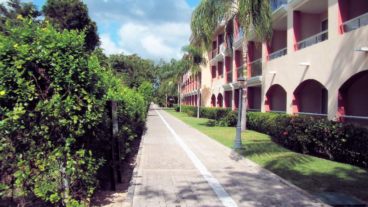 Weg hinter dem Haus 9 Sandos Playacar Select Club Adults only - All Inclusive