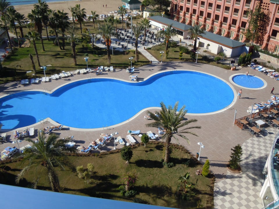 Blick aus den Zimmer zum Pool Annabella Diamond Hotel & Spa