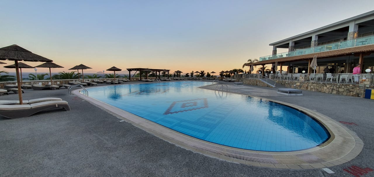 Pool Grand Blue Beach Hotel