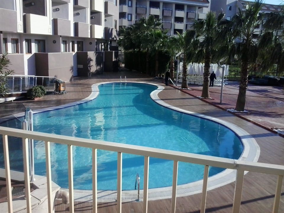 Blick von der Brücke auf den neuen Pool Hane Family Resort